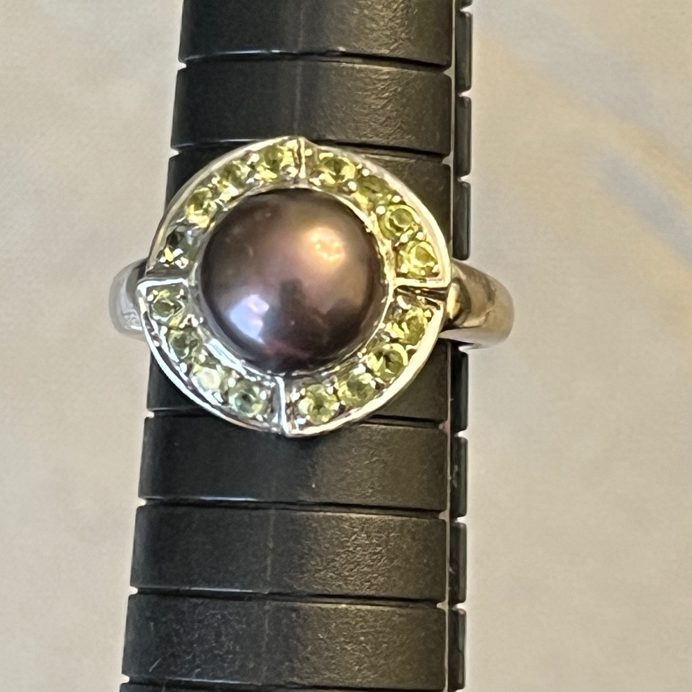 925 Sterling & Freshwater peal $ genuine peridot ring, size 7.